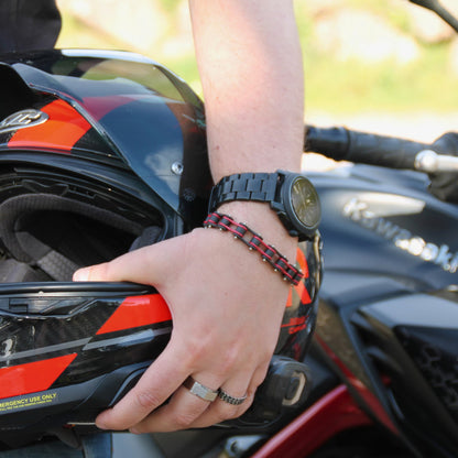 Bracelet chaîne moto rouge mat avec un design moderne et unisexe