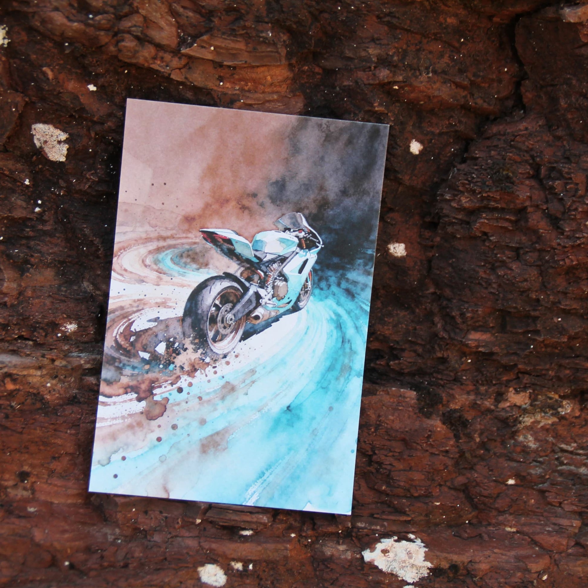 Illustration moto sportive sur carte postale