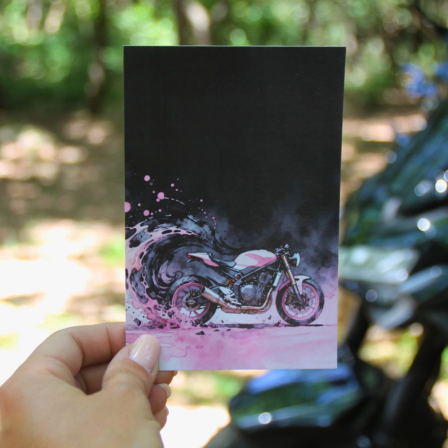 Carte postale moto rose et noir illustration aquarelle