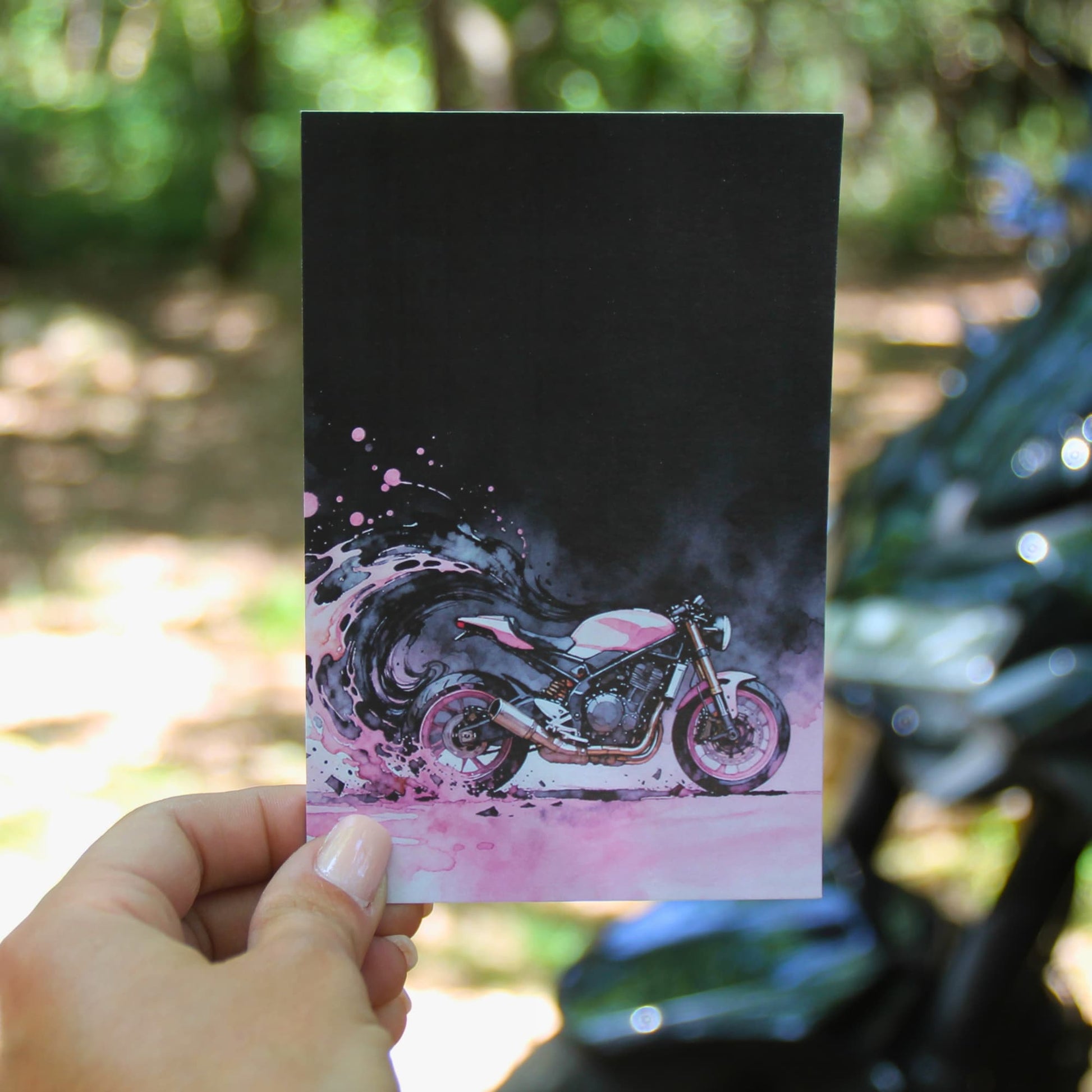 Carte postale moto rose et noir illustration aquarelle