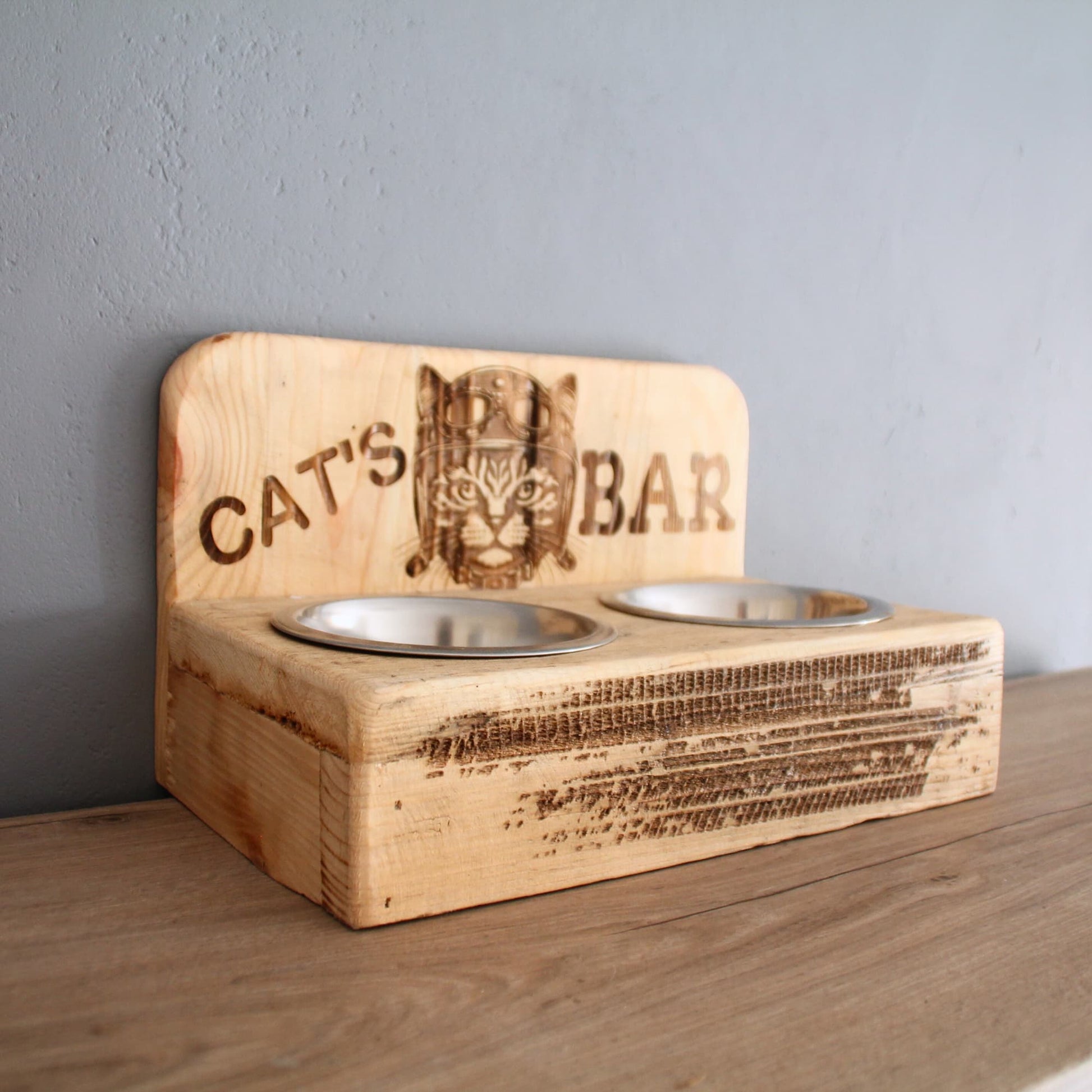 Cat's bar deux gamelles inox en bois recyclé. Gravure chat motard