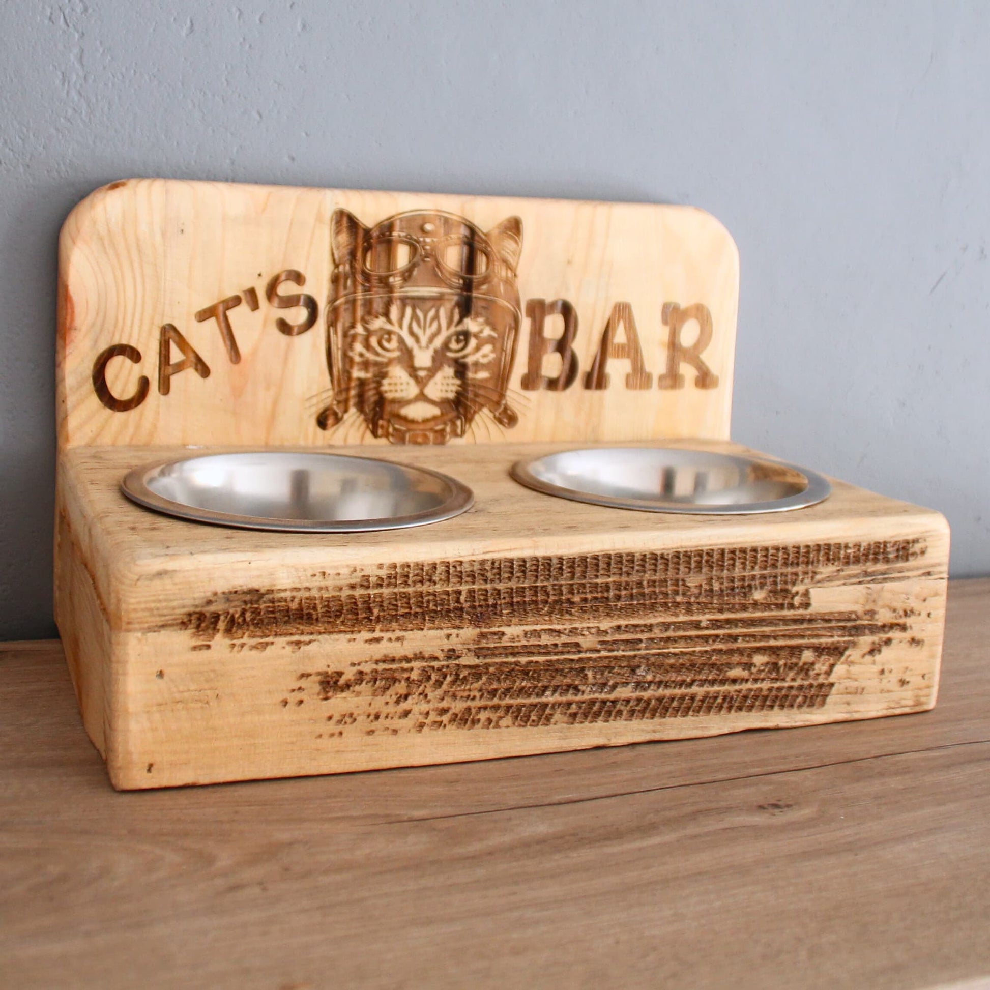 Cat's bar deux gamelles inox en bois recyclé. Gravure chat motard et traces de pneu.