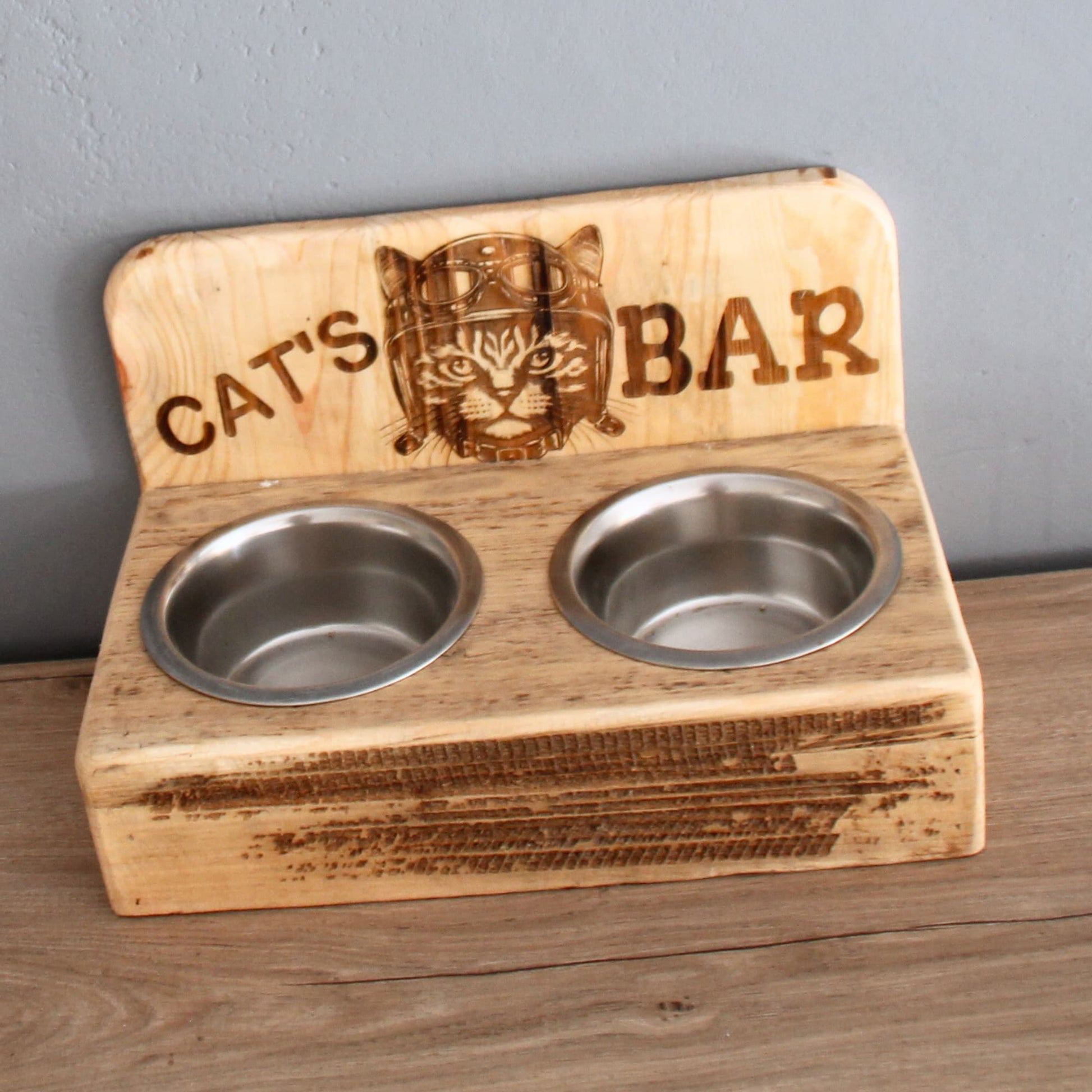 Cat's bar deux gamelles inox en bois recyclé. Gravure chat motard. Fait à la main
