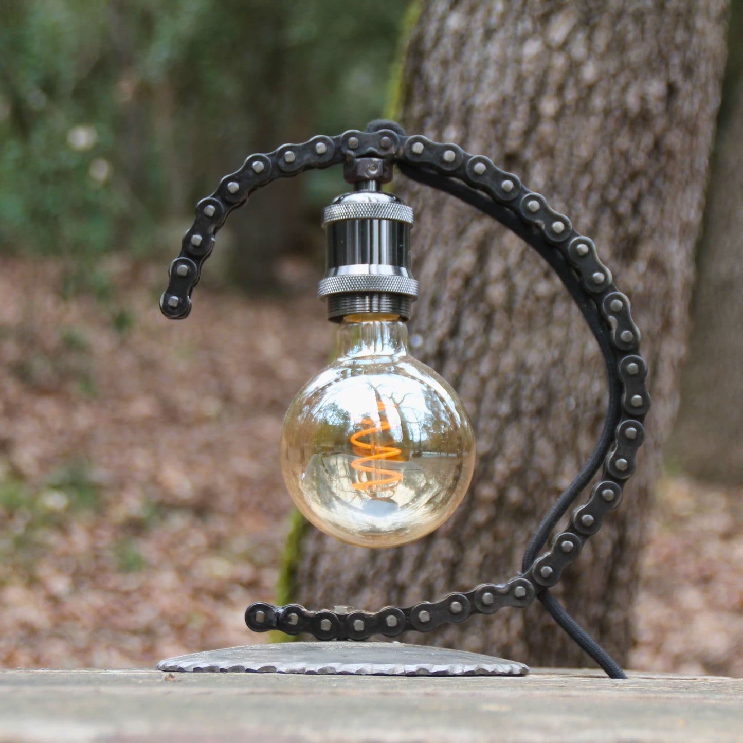 Magnifique lampe en chaine de moto authentique et métal. Travail artisanal 100% fait en France