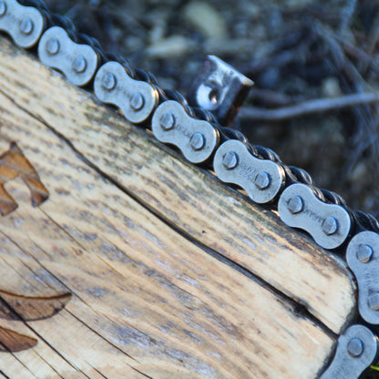 Chaine de moto authentique recyclée pour le contour du porte manteau mural bois Ride or Die