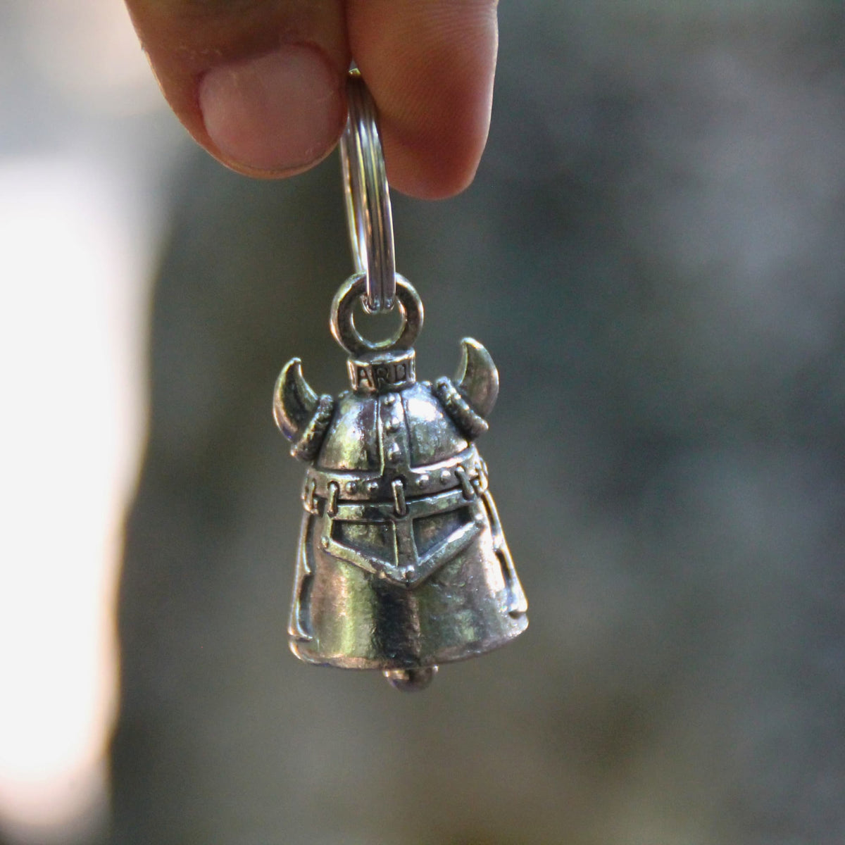 Gros plan sur le casque viking à cornes de la clochette Guardian Bell