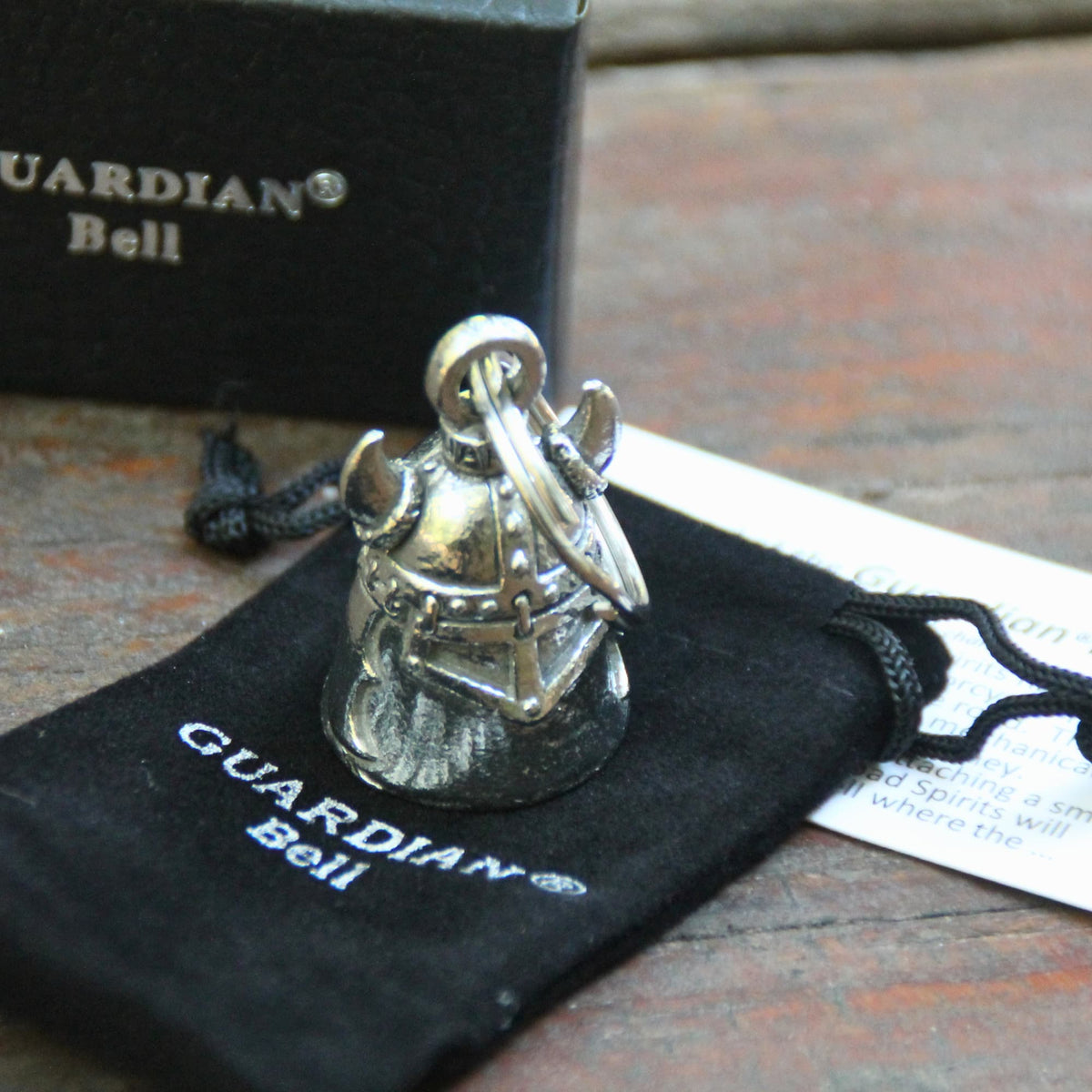 Guardian Bell Casque Viking avec sa pochette officielle en velours noir et sa carte de la légende