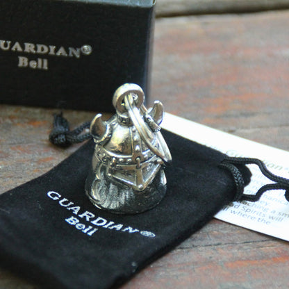 Guardian Bell Casque Viking avec sa pochette officielle en velours noir et sa carte de la légende
