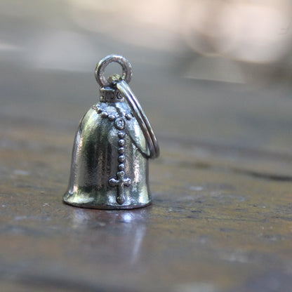 Clochette moto Guardian Bell Mains en prière, mains jointes tenant un chapelet en étain, porte-bonheur motard catholique vue de dos