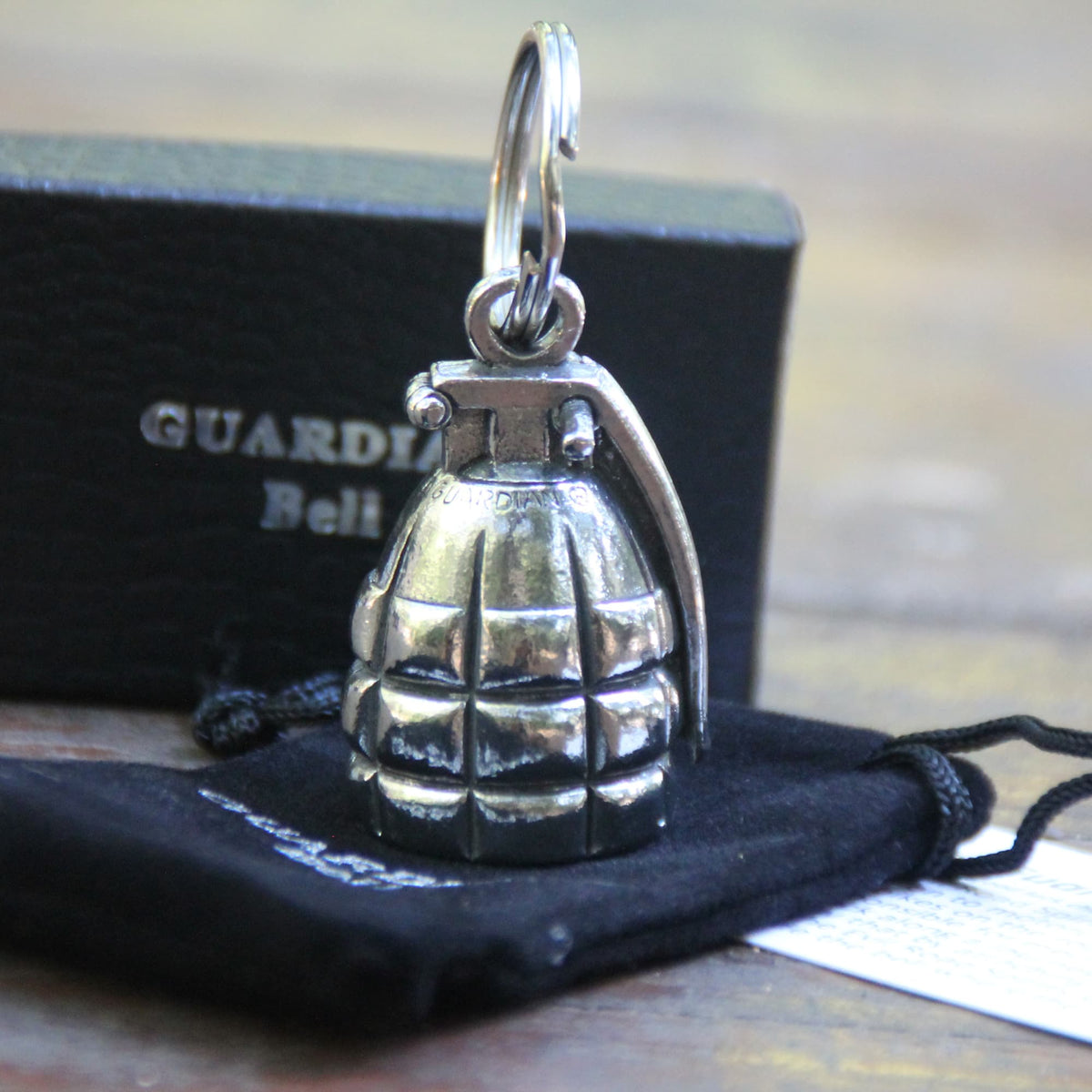 Clochette moto officielle Guardian Bell grenade et sa pochette velours