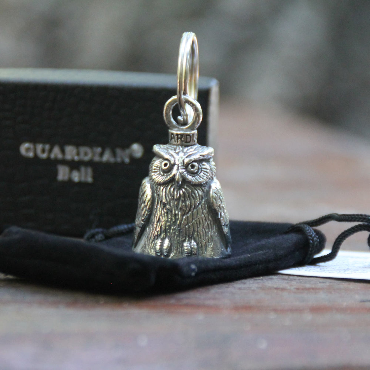 Clochette moto Guardian Bell officielle Hibou posée sur sa pochette velours