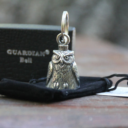 Clochette moto Guardian Bell officielle Hibou posée sur sa pochette velours