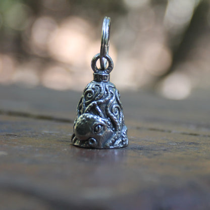 Clochette moto Guardian Bell officielle Kraken posée sur une table