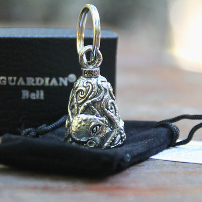 Clochette moto Guardian Bell officielle Kraken posée sur sa pochette velours noire