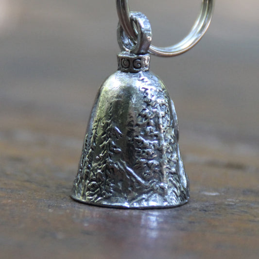 Dos de la clochette moto Guardian Bell Loup hurlant représentant une forêt de sapins