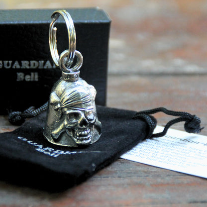 Clochette moto Guardian Bell officielle pirate sur sa ppochette velours noire devant sa boite cadeau.