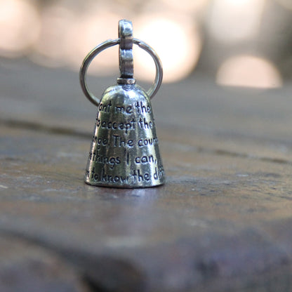 Gros plan sur l'inscription de la Serenity Prayer sur la clochette Guardian Bell en étain