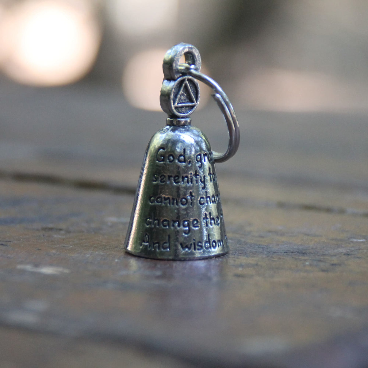 Clochette moto Guardian Bell Prière de la sérénité (Serenity Prayer), texte de la prière inscrit en anglais sur l'étain
