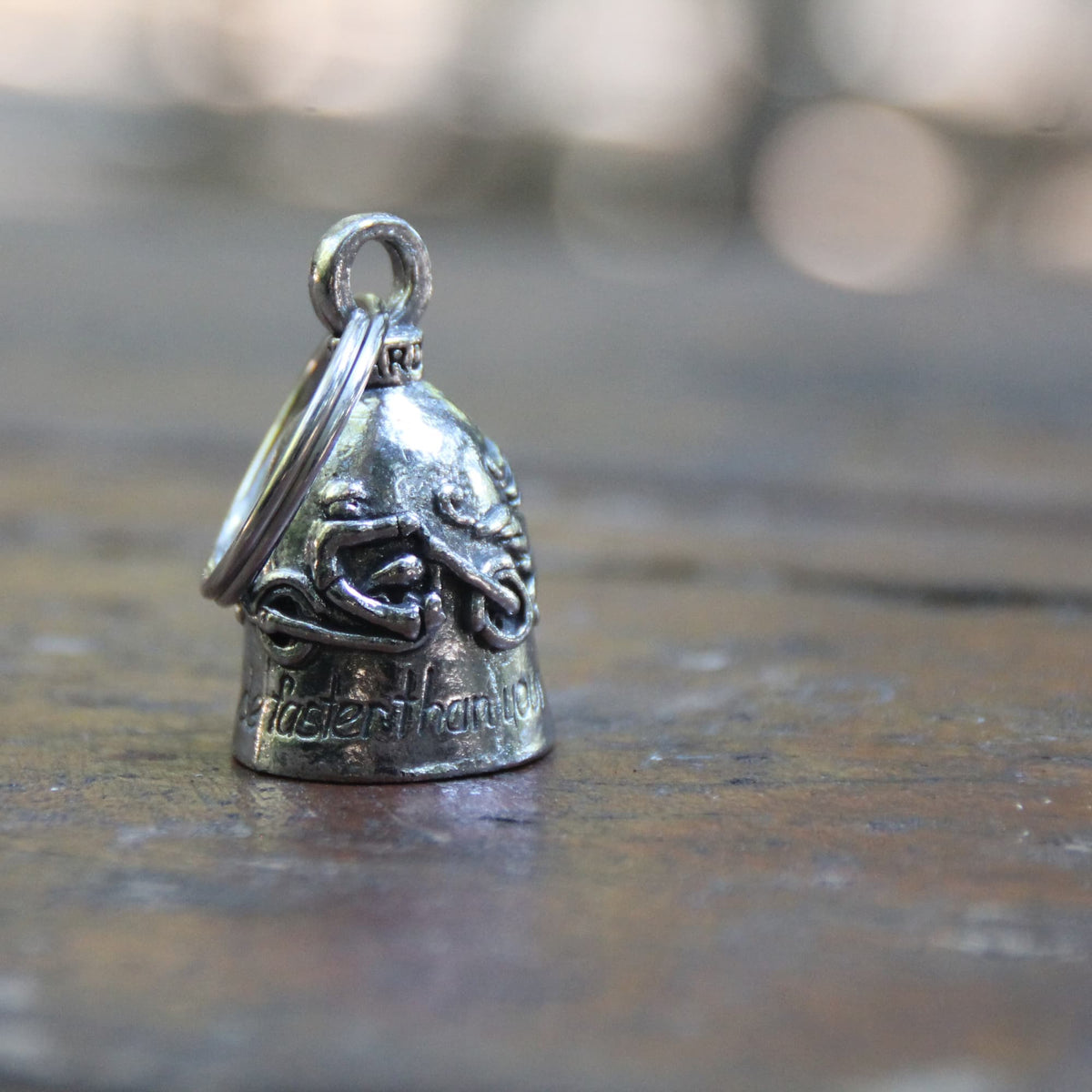 Clochette moto Guardian Bell Ne roule jamais plus vite que ton ange, motard sur sa moto et ange en vol sculptés en étain
