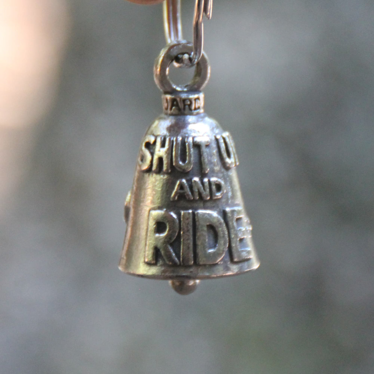 Gros plan sur la clochette moto Guardian Bell Shut Up and Ride