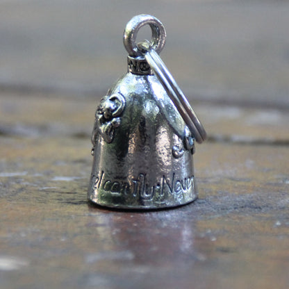 Gros plan sur le motard et l'ange en vol de la clochette moto Guardian Bell, détails sculptés en relief