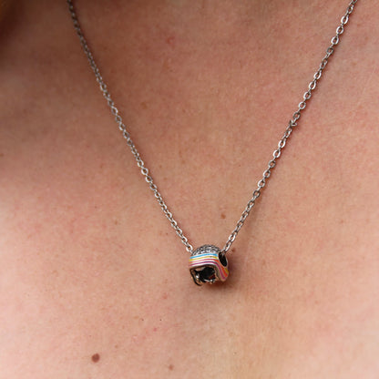 Collier pendentif casque de moto coloré et orné de zircons