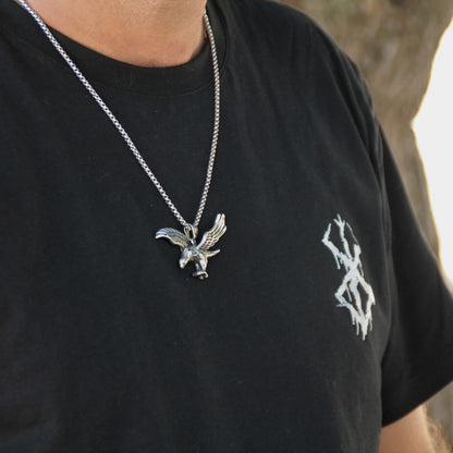 Collier biker en acier inoxydable pendentif aigle en plein vol avec les serres sorties