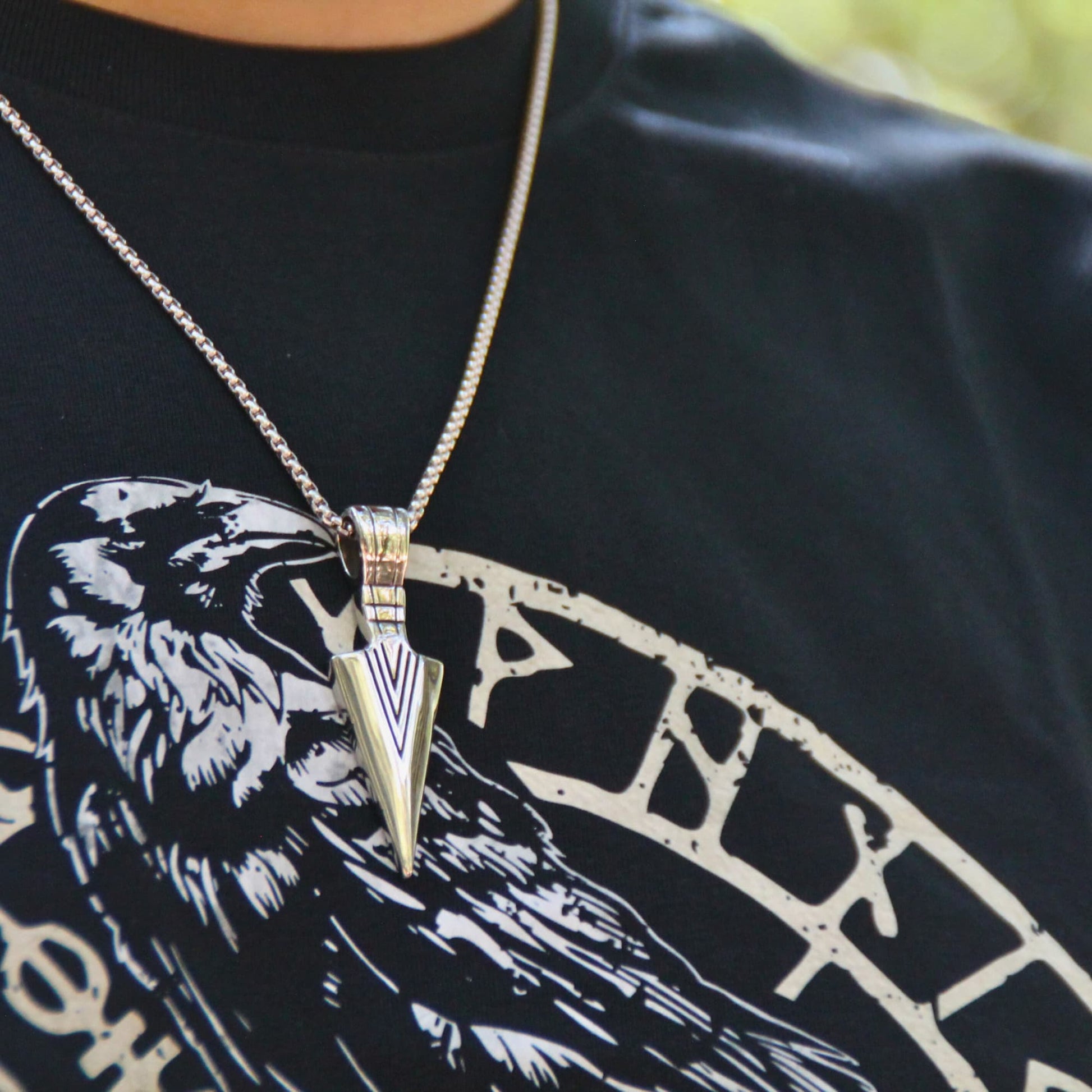 Collier original pour biker. Pendentif flèche. Acier inox