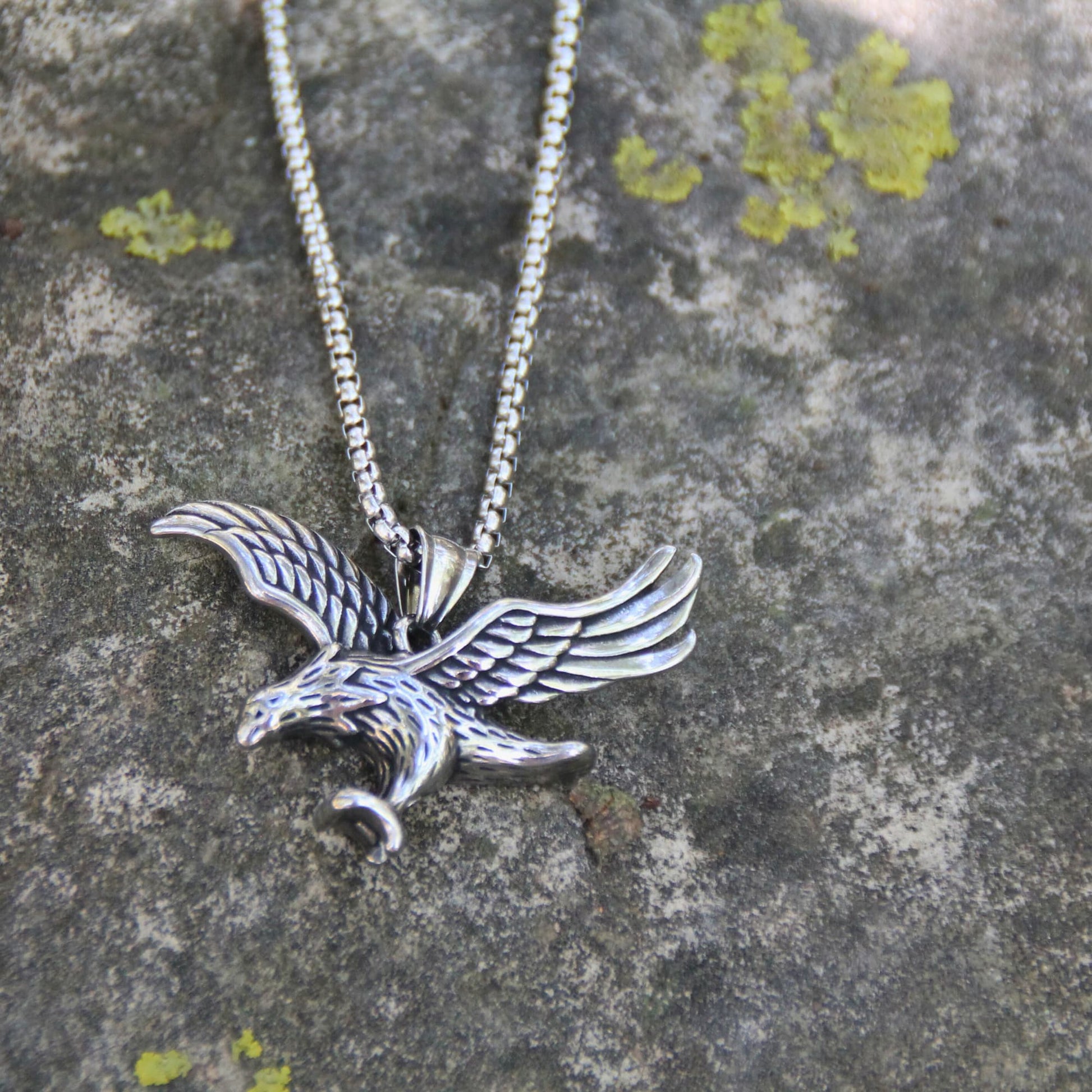 Collier cadeau motard avec pendentif aigle puissant