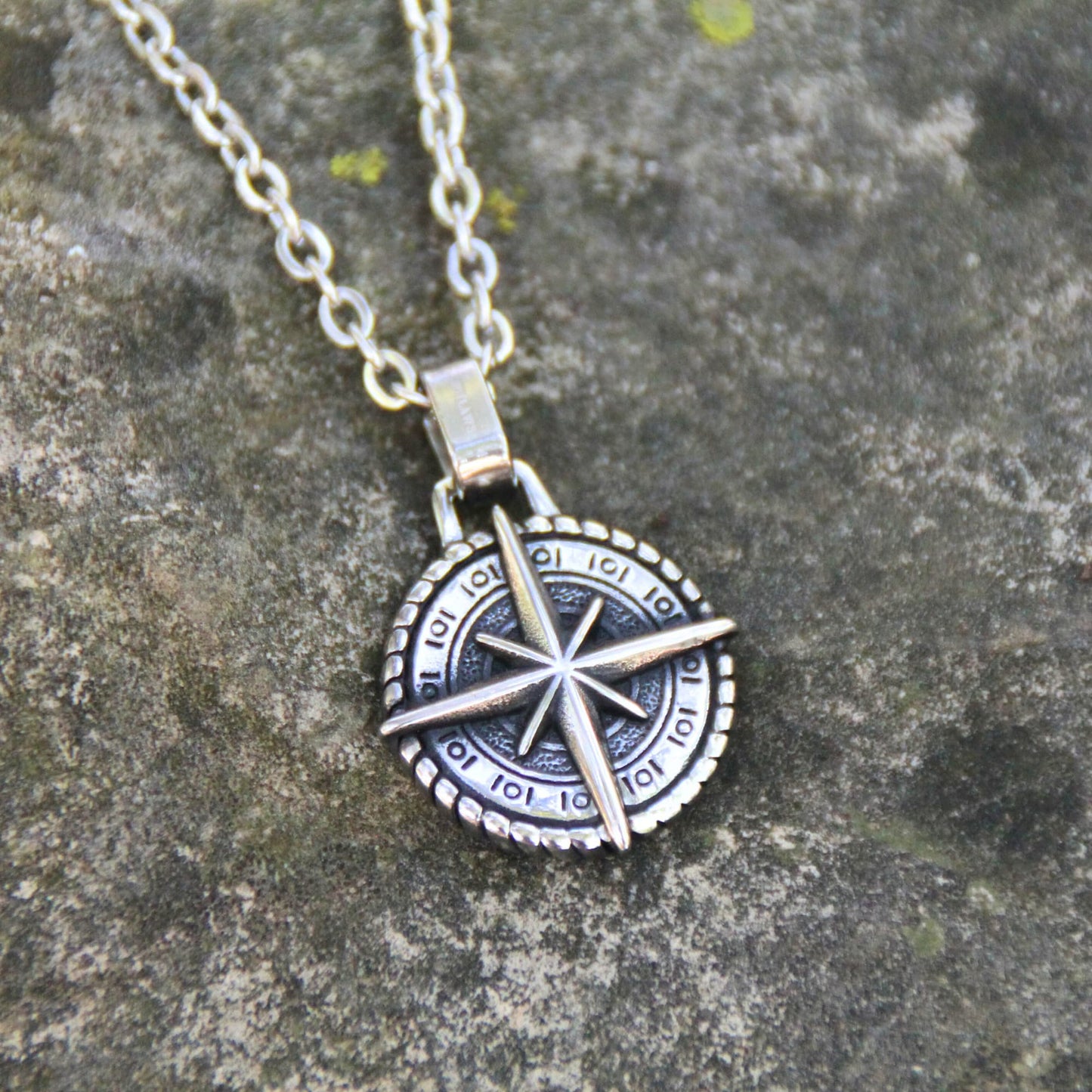 Collier road trip moto acier inoxydable boussole
