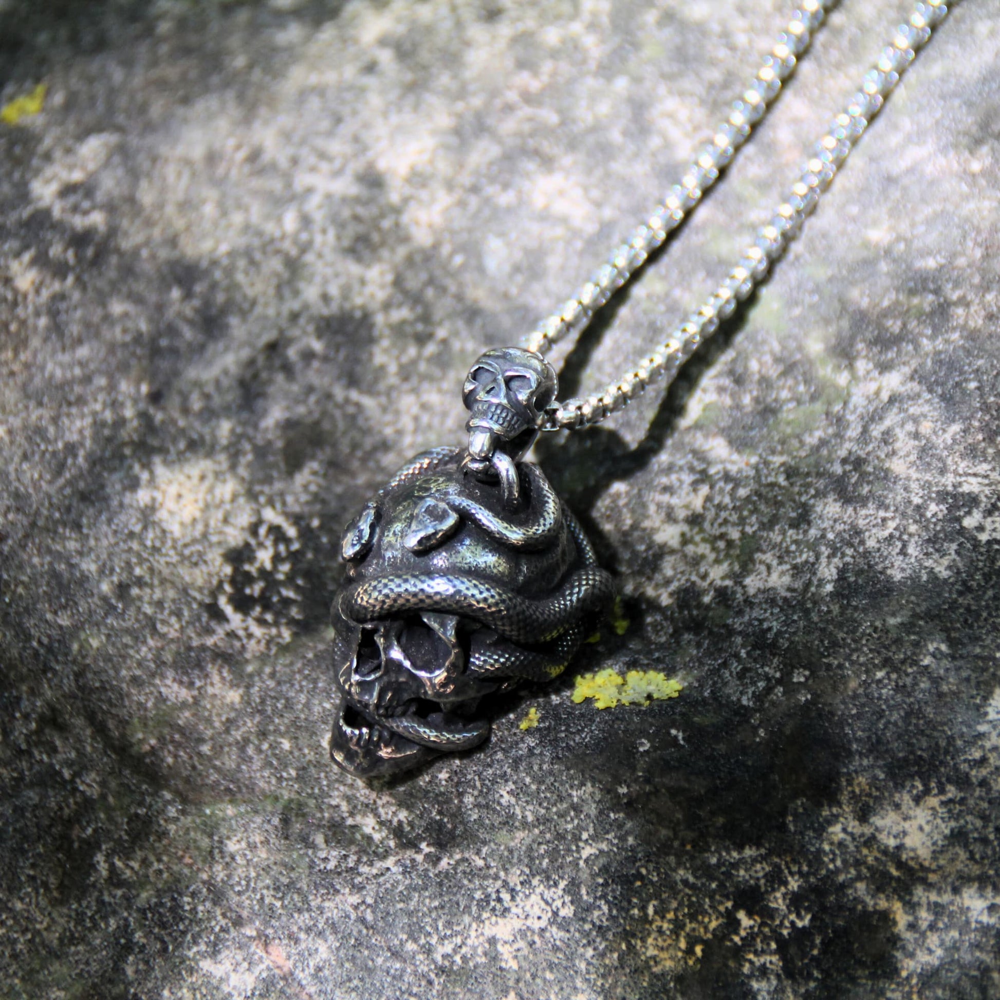 Collier cadeau motard avec pendentif crâne et serpent