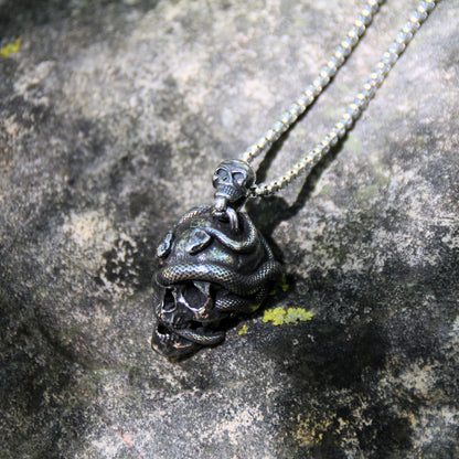 Collier cadeau motard avec pendentif crâne et serpent