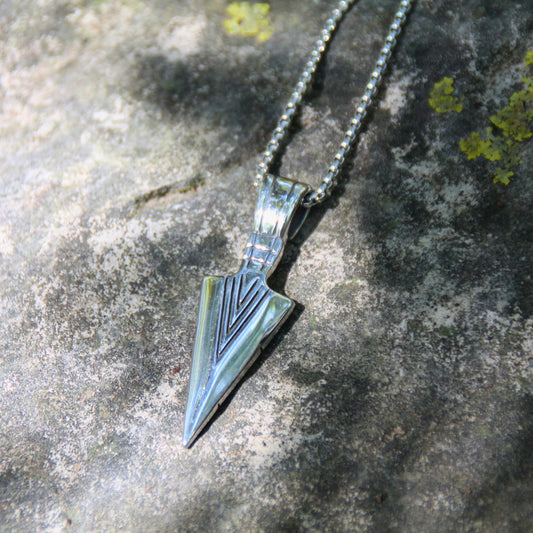 Collier acier inoxydable pendentif flèche viser haut