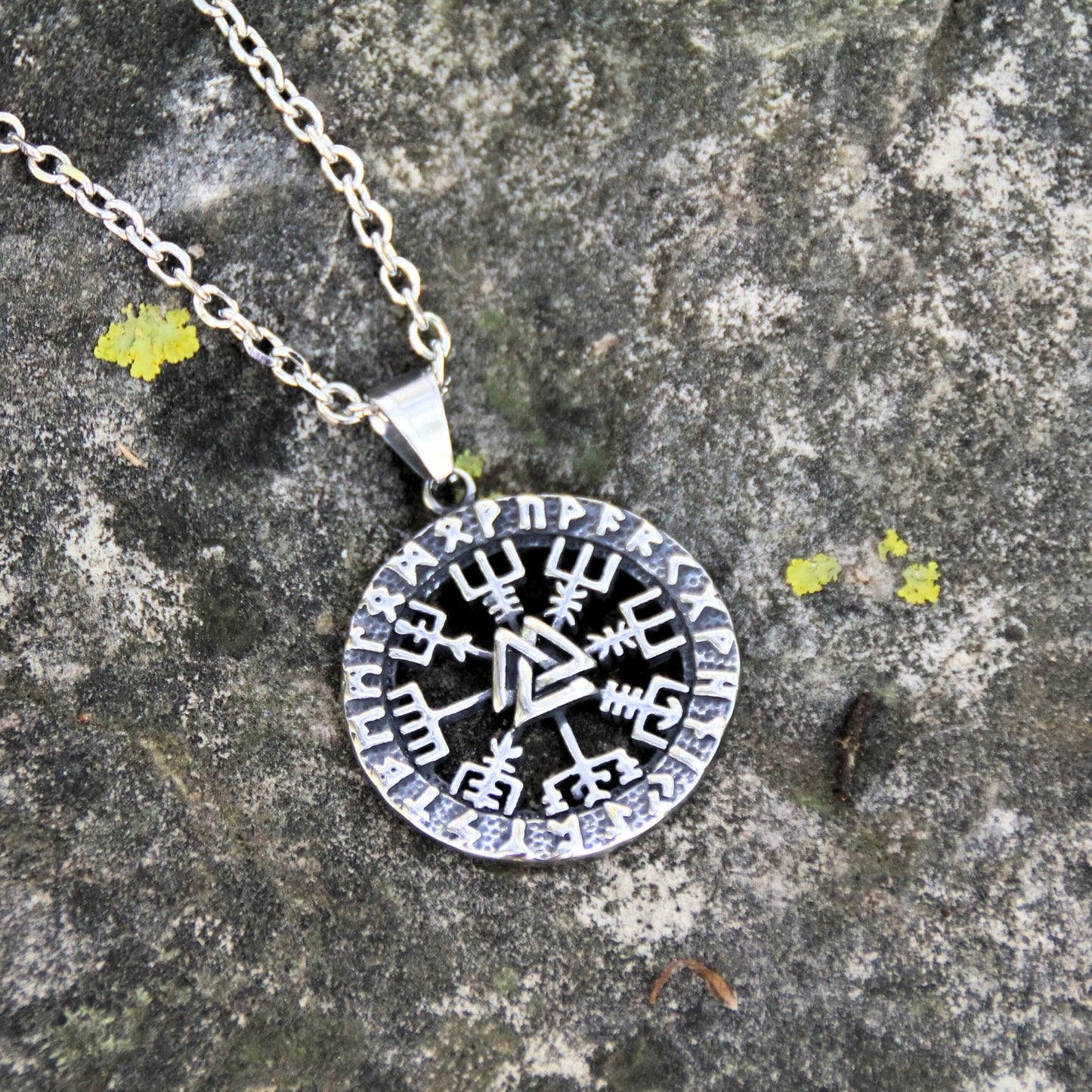 Collier acier inoxydable pendentif boussole viking Vegvisir