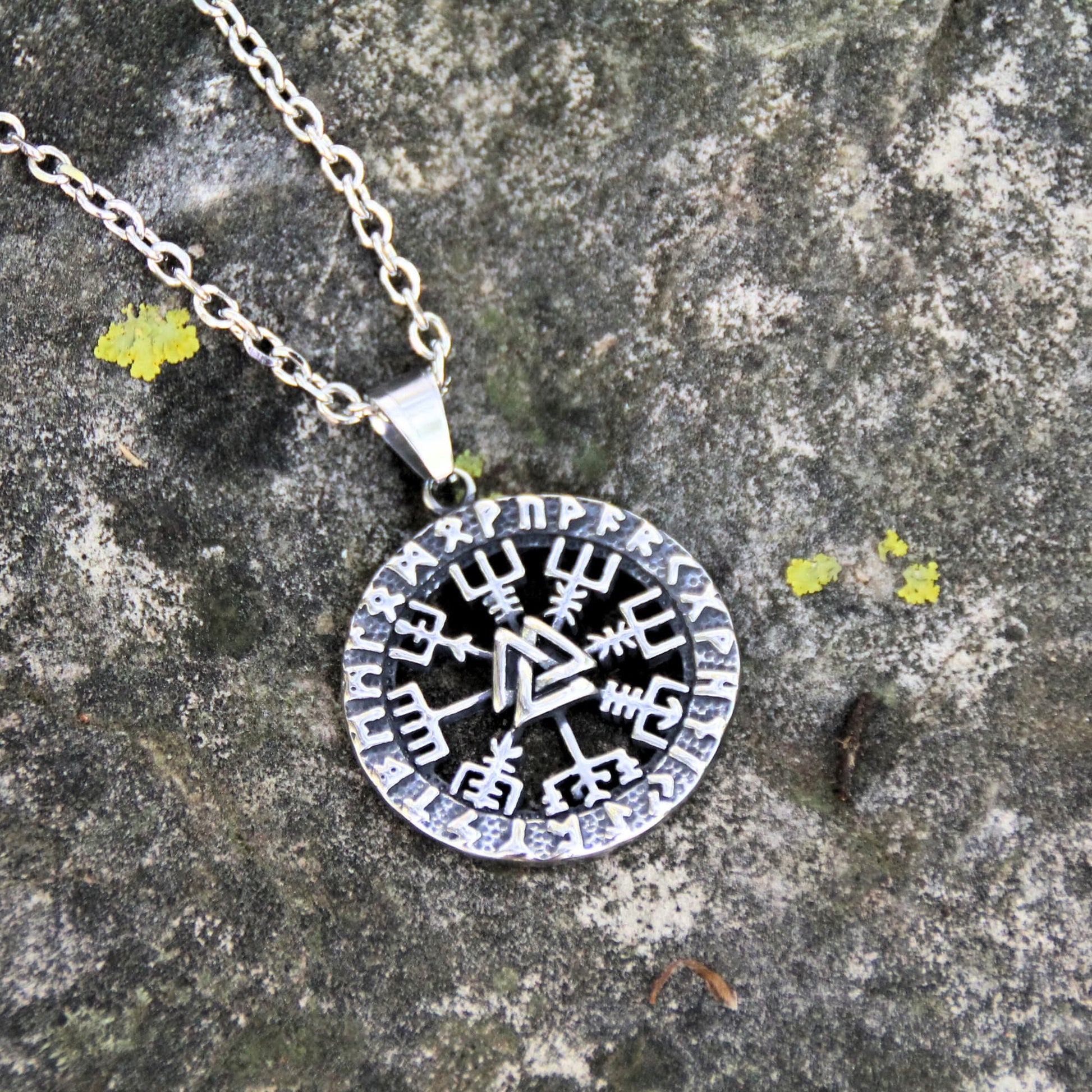 Collier acier inoxydable pendentif boussole viking Vegvisir