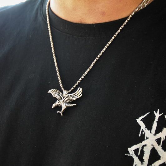 Collier en acier inoxydable pendentif aigle en plein vol
