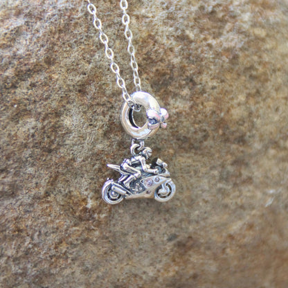 Collier argent 925 pendentif motarde sur sa moto noeud et zircons roses