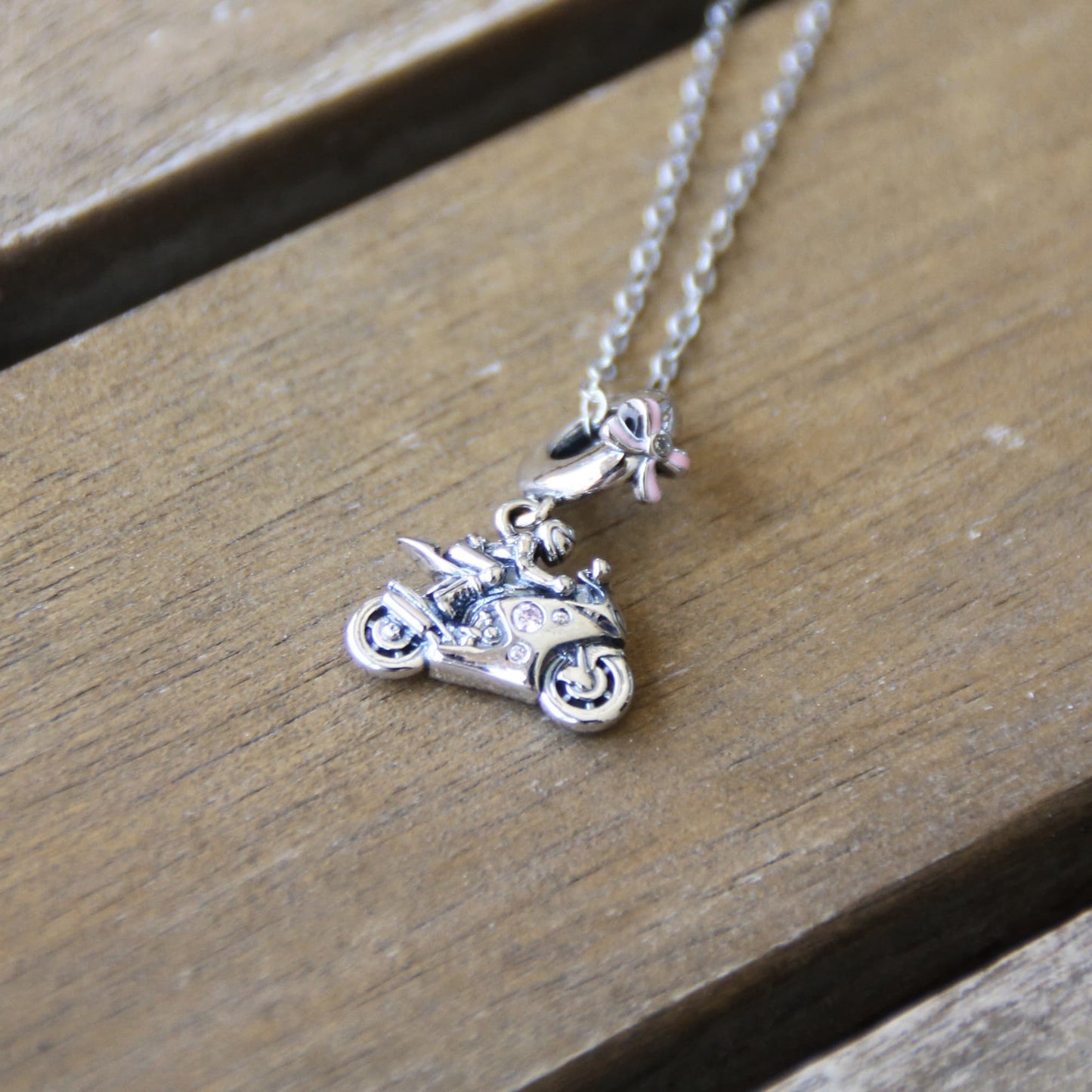 Collier charm argent 925 pendentif moto sportive et motarde noeud et strass roses