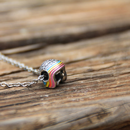 Collier pendentif casque moto coloré et zircons blancs