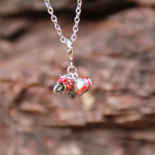 Collier charm moto et casque rouge
