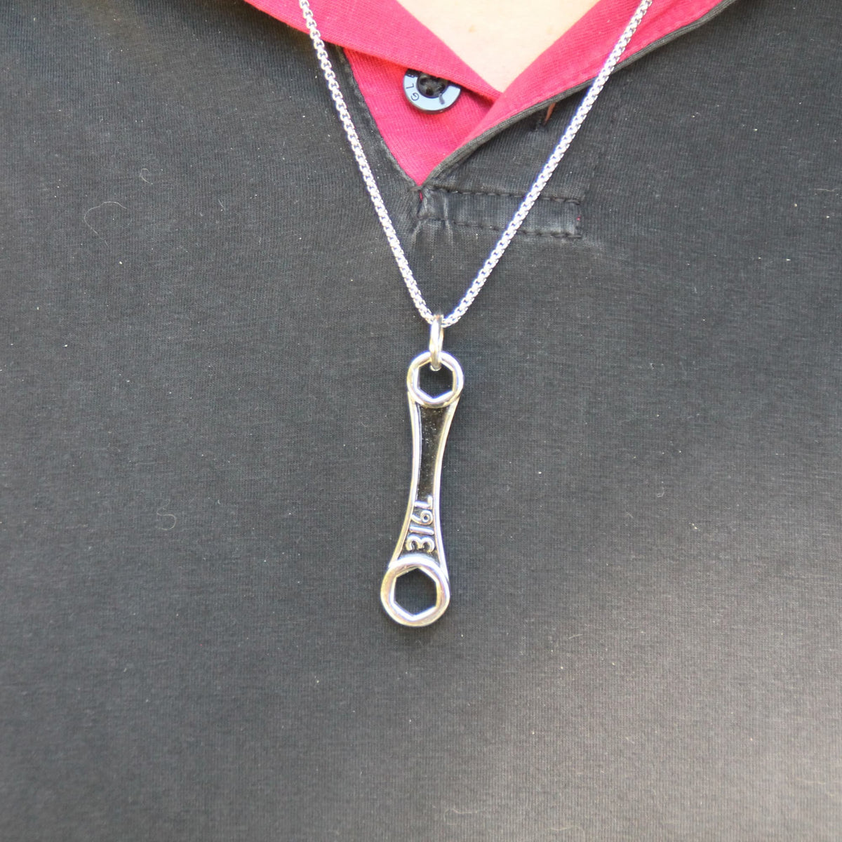 Collier pendentif clé mécanique acier inoxydable 316L argenté. 