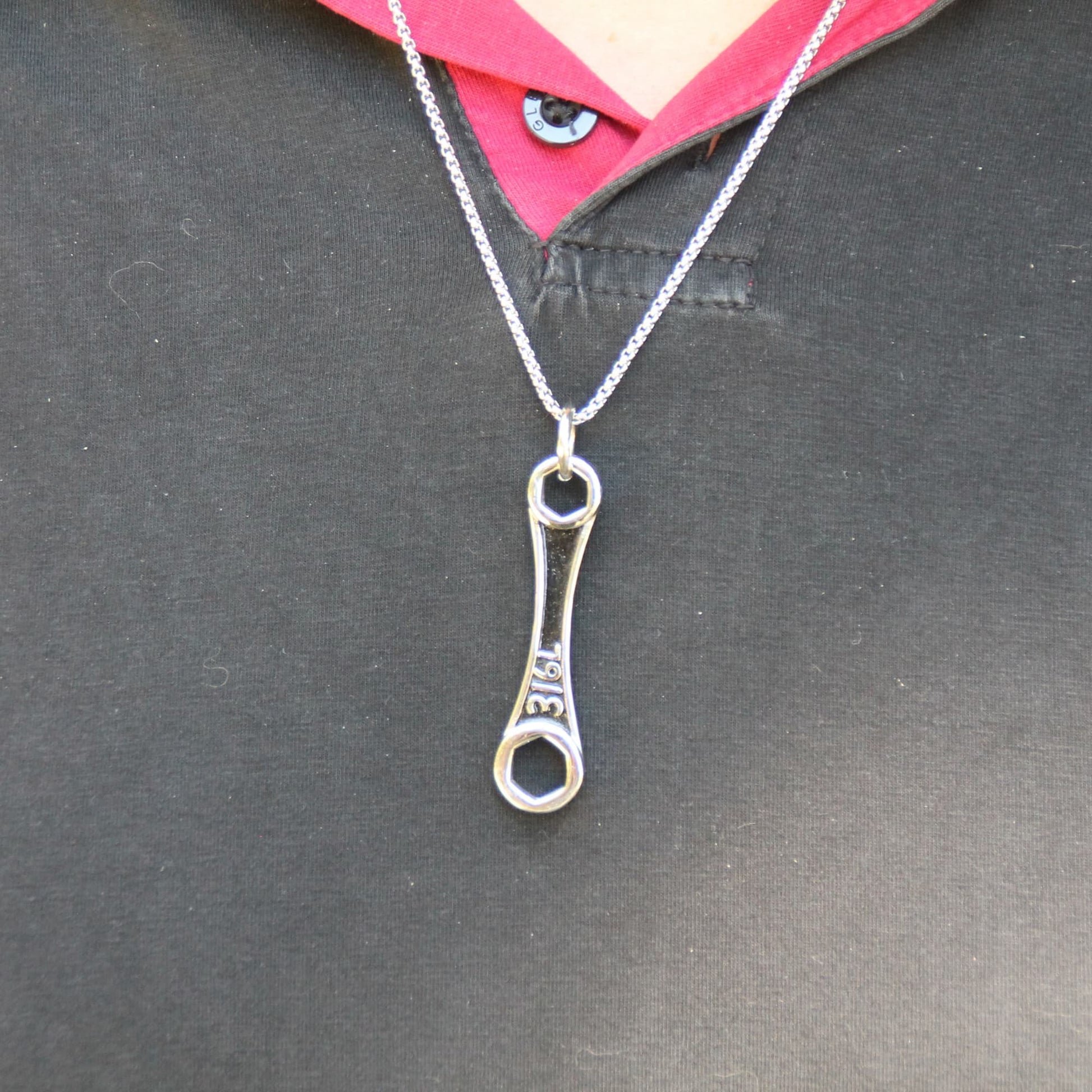 Collier pendentif clé mécanique acier inoxydable 316L argenté. 