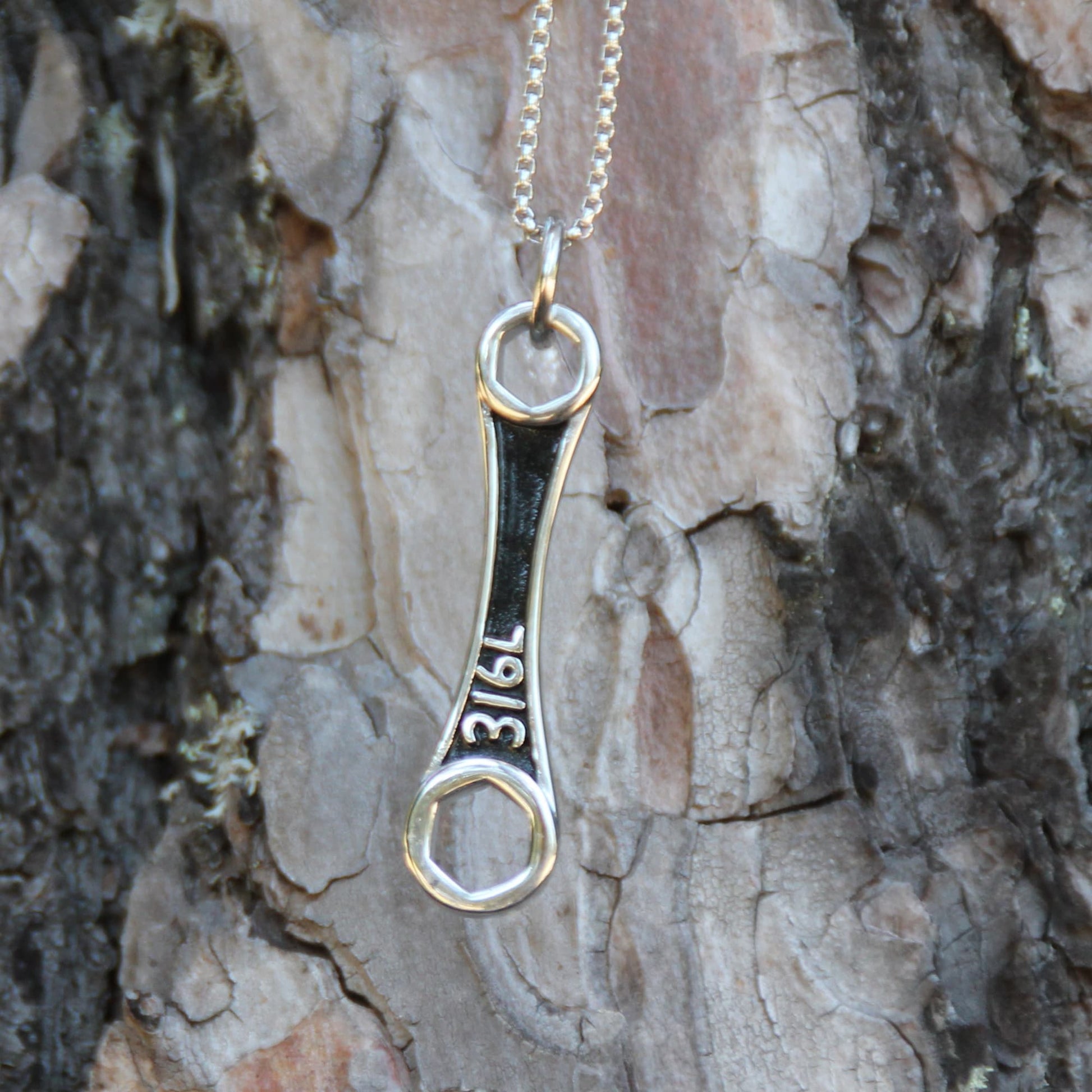Collier pendentif clé mécanique acier inoxydable finition argenté. Bijou biker original. 