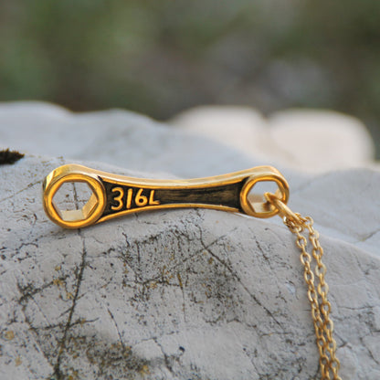 Collier pendentif clé mécanique acier inoxydable doré. 
