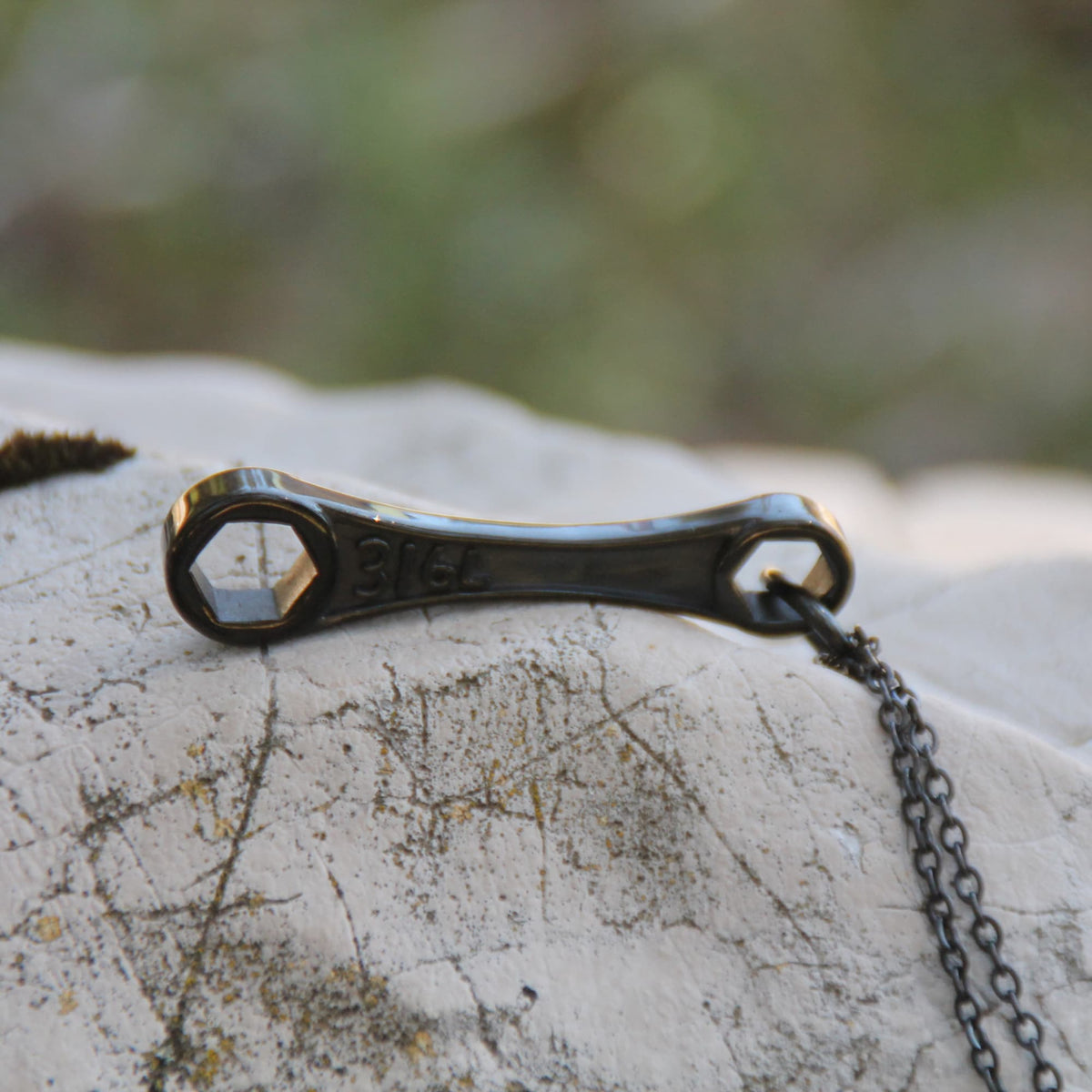 Collier pendentif clé mécanique acier inoxydable finition noire. 