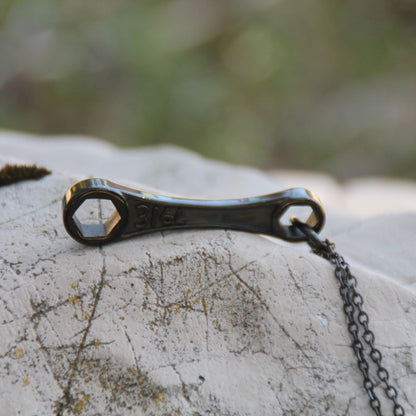Collier pendentif clé mécanique acier inoxydable finition noire. 