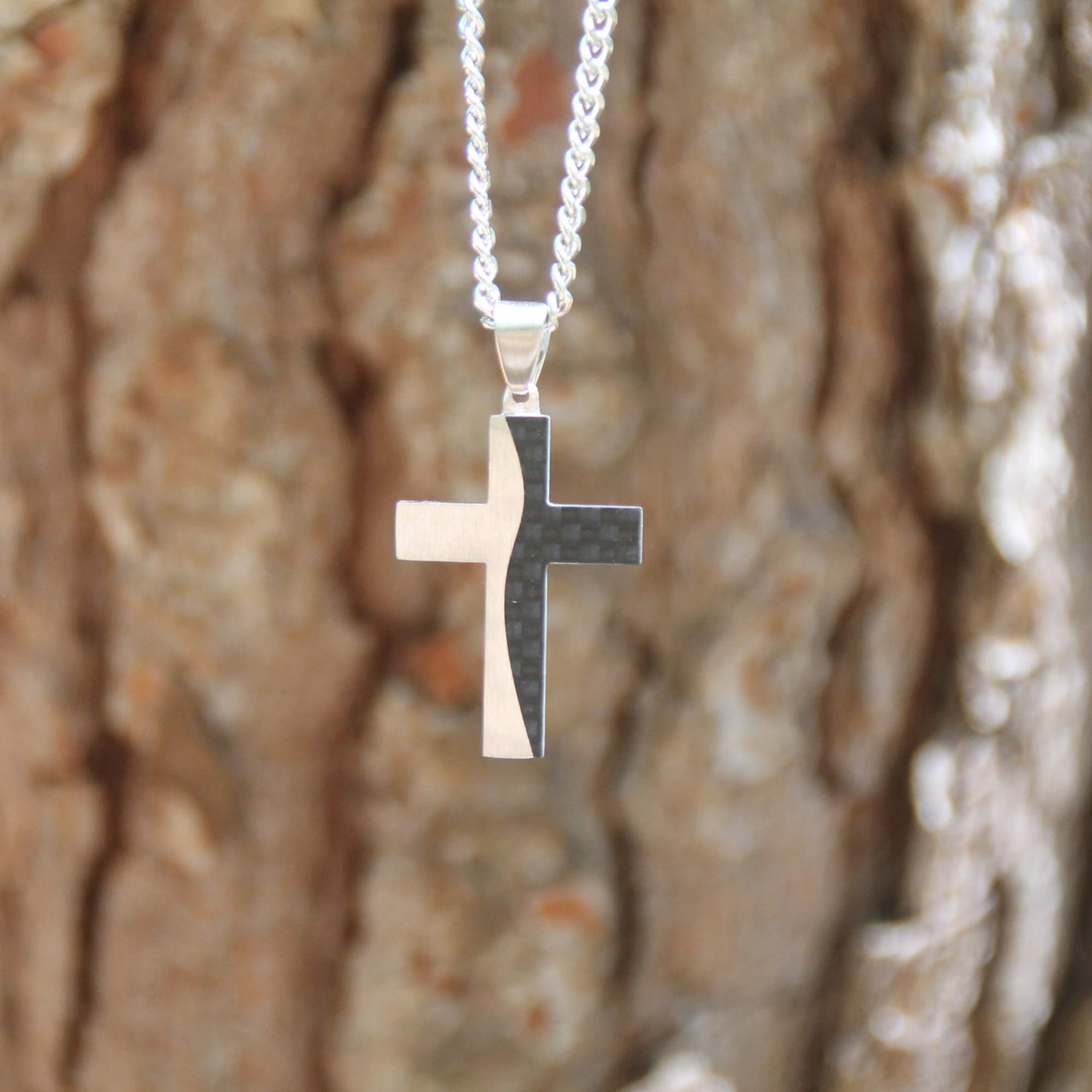 Cadeau motard : le collier croix carbone et acier