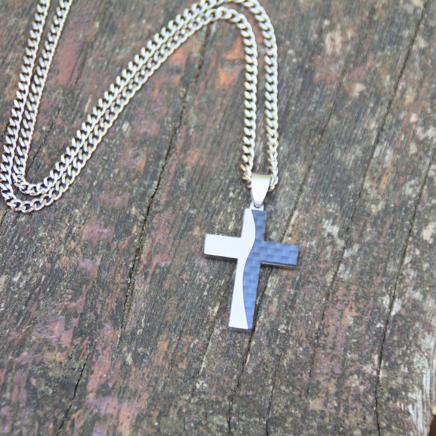Collier chaine de 60cm et pendentif croix carbone et acier inoxydable brossé