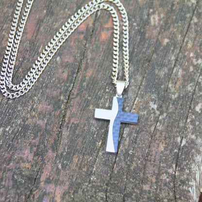 Collier chaine de 60cm et pendentif croix carbone et acier inoxydable brossé