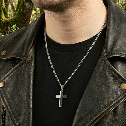 Motard portant le collier croix carbon acier inoxydable